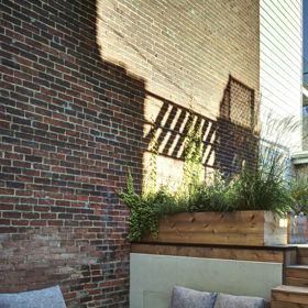 Tvoří velmi příjemný prostor mezi domem a garáží, které zároveň propojuje.