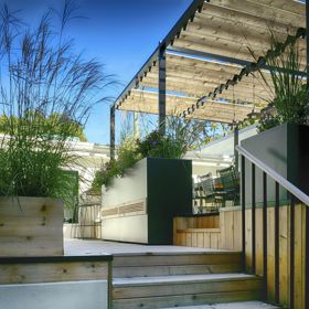 Prostor je rozdělen do čtyř úrovní - vchod do garáže, obývací pokoj / roh obývacího pokoje, který je na stejné úrovni jako dům, zahrada a jídelní část (na střeše garáže).