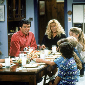 V sitcomu jsme mohli slyšet také spoustu odkazů na jiné známé seriály, jako třeba Xenu, Pobřežní hlídku či Garfielda.