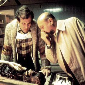 John Carpenter se sice neujal režie, ale zato dodal do scénáře několik krvavých scén.