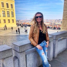 Tak takhle slavnou moderátorku potkáme v soukromí. Ležérní a pohodlný outfit. Oblíbené roztrhané džíny a doladěná bunda s botami. Za nás super. 