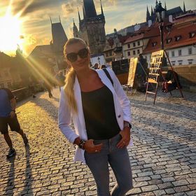 Bílý blejzr a bílé boty na první pohled upoutají pozornost. Borhyová zvolila šedé džíny, tentokrát neroztrhané. Chválíme. 