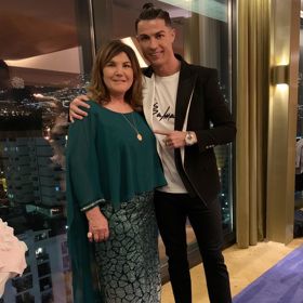 Oblíbenou se také pro něj stala kombinace černé a bílé. Na ní opravdu není co pokazit. 