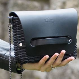 Proutěné kabelky jsou i ve tvaru psaníček. Jestliže máte na kabelce kožené prvky, věnujte jim potřebnou péči. Kůži pravidelně impregnujte vhodnými přípravky. 