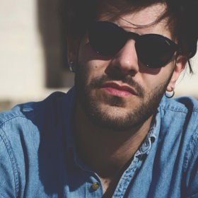 Podezřelá je překvapivá logika vyprávění, ale i absence pochybností. Pravdivý příběh většinou provází pochybnosti. Lhář si je svým tvrzením až moc jistý.