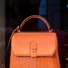 Proutěné kabelky byly trendy v 60. a 70. letech minulého století. Dnes jsou opět trendy. Jedná se o kabelku ideální k letním outfitům. 