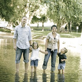 Všechny teorie výchovy a snahy rodičů o výchovu mají jenom dílčí efekt. Dítě se od rodičů učí především tím, že přebírá jejich vzorce chování, ty pozitivní i negativní. Příklady táhnou, to je jedna ze zásad dobrého rodičovství.