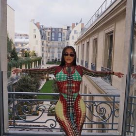 Oblíbenou zálibou Kim je šokovat, což se jí vcelku daří. Své fanoušky si získala tím, že se za své křivky nestydí.