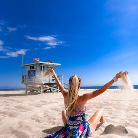Zkuste zvážit, zda je potřeba se na dovolené líčit. Nechte pleť odpočinout a načerpat vitamín D, který podporuje imunitu. 
