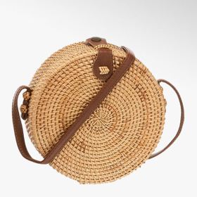 Proutěné kabelky jsou různých tvarů a velikostí. Ty kulaté přes rameno jsou vhodné třeba na hudební festivaly či procházku do parku.