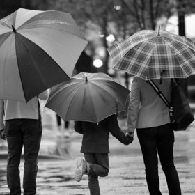 Cílem rodiče by nemělo být mít pod kontrolou a řídit život svého dítěte, ale udělat z dítěte samostatného člověka. Jen dítě, které se naučí samostatně rozhodovat, myslet a jednat, bude schopné uspět v životě.