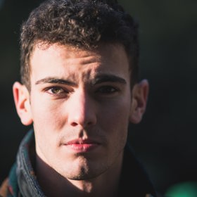 Člověk jedná s cílem zachovat svůj druh, vlastní genetickou informaci. Pokud s tímto cílem jedná muž, čím více pohlavních aktů s více osobami učiní, tím vyšší bude pravděpodobnost dosažení cíle. Více partnerů přitom vede k větší genetické různorodosti, což je pro vývoj druhu přínosné.