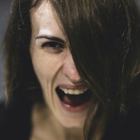 Nejprve je třeba zpracovat své negativní emoce, vykřičet se, vyplakat se, dát průchod svým negativním pocitům. Vyplatí se přitom zdržet jakýkoliv unáhlených závěrů. 