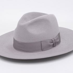 Klobouky nejsou vhodné pouze k rybníku či moři. Nebojte se je vytáhnout třeba na rande nebo na procházku po městě. 
