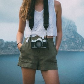 Jestliže si budete vybírat oblečení na léto, zjistěte si, z čeho je vyrobené. Vhodné jsou látky vyrobené z bavlny, konopí či viskózy.
