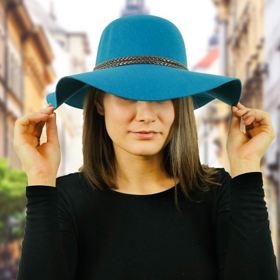 Sáhněte po těch kloboucích, které jsou ležérní a vynosíte je jak k šatům, tak šortkám. 
