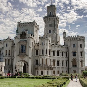 Byl vystavěn v novogotickém stylu.