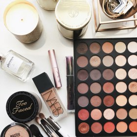 Během letních dnů používejte líčidla v pudrové konzistenci. Vyhněte se výrazným očním stínům a těm, které obsahují třpytky. Ty byste za chvíli stejnak měla po celém obličeji. 