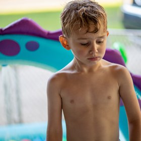 Pokud jsou emoce dítěte natolik silné, že vyvolaly pláč, rodič zlehčováním vyjadřuje nepřijetí emocí dítěte. Dítě tak do budoucna ztrácí možnost přijmout a zpracovat vlastní emoce, snižuje se důvěra v sebe sama. 