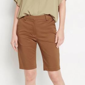 Pořiďte si bermudy v elegantnějším stylu. Někdy bývají bermudy součástí kostýmku. 