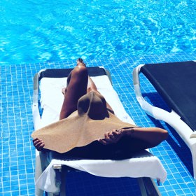 Jestliže jste nesvá z toho, když nejste nalíčená, používejte lehké krémy na denní nošení či BB krémy. Ty mohou obsahovat i ochranný faktor proti slunci. 