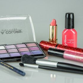 V létě jsou ideální voděodolná líčidla. Odolají nejen vašemu potu, ale též návštěvě bazénu. Večer při odličování se možná trochu potrápíte, ale kvalitní odličovací prostředky by to měly bezproblémů zvládnout. 