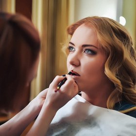 V létě se vyhněte rtěnkám a dejte spíše přednost leskům na rty. Jestli jste zvyklá se málo líčit, úplně v pohodě si vystačíte s řasenkou, korektorem a již zmíněným leskem. 