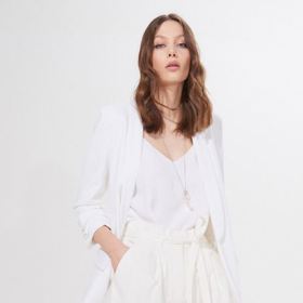 Kraťasy s vysokým pasem sluší ženám, které mají úzký pas. Elegantní kraťase klidně můžete vynosit i do práce. 
