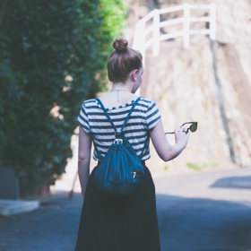 Pruhovaný top se hodí k šortkám i šatům. Jde o sázku na jistotu.