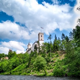 Od řeky je krásný výhled na hrad.