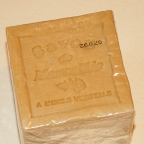 Takhle vypadá Marseilleské ručně vyráběné jádrové mýdlo. Mýdlo se z olivového oleje začalo vyrábět v 16. století i ve Francii. Střediskem produkce mýdla té doby bylo město Marseille. Marseilleské mýdlo se používá dodnes.
