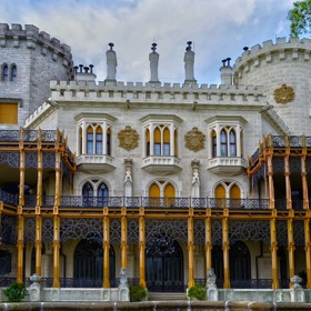 Spolu se zámkem byla v romantickém stylu přestavěna i zahrada.