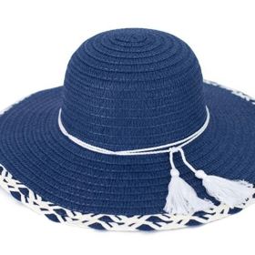 Na trhu jsou i klobouky různých barev. V modrém klobouku budete letos skutečně trendy, protože modrá byla zvolena oficiální barvou roku.