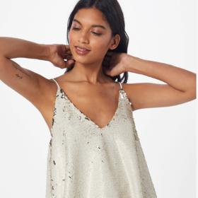 Top se špagetovými ramínky má něco do sebe. Vašemu outfitu dodá šmrnc. Pokud máte ale silné paže nebo na rukou máte povislou kůži, raději se mu vyhněte.