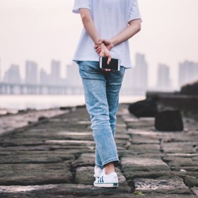 Jejich výběr rozhodně nepatří mezi jednoduché záležitosti. Ještě před tím, než se vydáte na jejich lov, zodpovězte si na pět otázek: délka, velikost, střih, barva a styl. 