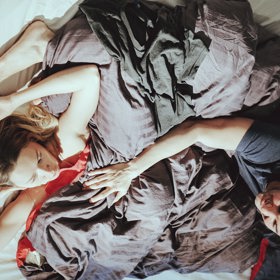 Jaké jsou projevy nevěry? Na jedné straně může partner ztratit zájem o svůj protějšek. Na druhé straně se nevěrník může projevovat i v podobě zvýšeného zájmu o druhého. To proto, že má kvůli nevěře špatné svědomí.