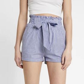 Dejte si pozor u šortek s vyšším pasem. Ty bývají většinou kratší. Proto nebudou sedět všem ženám. 