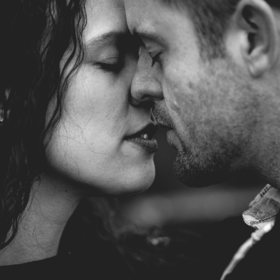 S negativními emocemi podváděného se typicky dostavuje také agresivní akce. Podváděný se pak snižuje k nejrůznějším podrazům a lžím, aby nevěrníkovi ublížil. Má to být odplata, avšak úlevu nepřinese. Objevuje se také nevěra jako odveta.