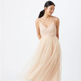 Šaty se špagetovými ramínky nesluší každému. Štíhlým a vysokým dívkám s hubenými pažemi ale dodává elegantní vzhled.