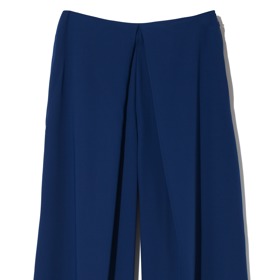 V modrých kalhotách budete nepřehlédnutelná.