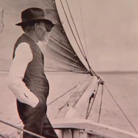 Joshua Slocum se údajně nikdy nenaučil plavat. 