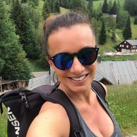 Miluje turistiku, která jí pomáhá se udržovat ve výborné formě.