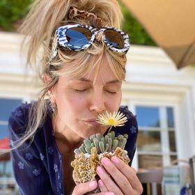 Heidi Klum oblékla tmavě modrou košili s kytičkami.