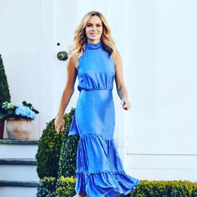 Amanda Holden na ulici zářila ve světle modrých šatech.
