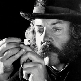 Téměř všechny postavy zločinců byly napsány dle osob, které skutečně žily.