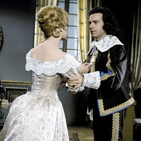 Ve filmu Angelika, markýza andělů, jsou použity kostýmy ze snímku Tři mušketýři: Královniny přívěšky.