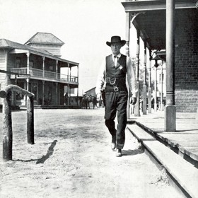 Gary Cooper prožil během natáčení románek s herečkou Grace Kelly.