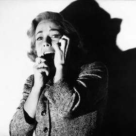 Psycho (1960): Inspirováno jeho vlastní matkou, která se na něho nezdravě upnula a snažila se ho kontrolovat.