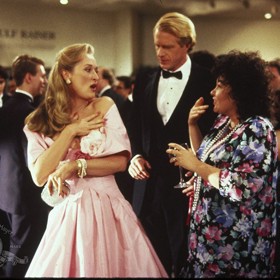 Meryl má s Ďáblicí, Roseanne Barr, jen jednu společnou scénu, a to na začátku filmu.